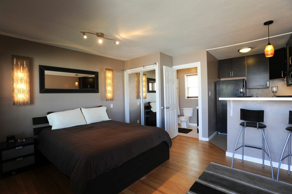 Deluxe Room, 1 Queen Bed (Dog Friendly) - Room