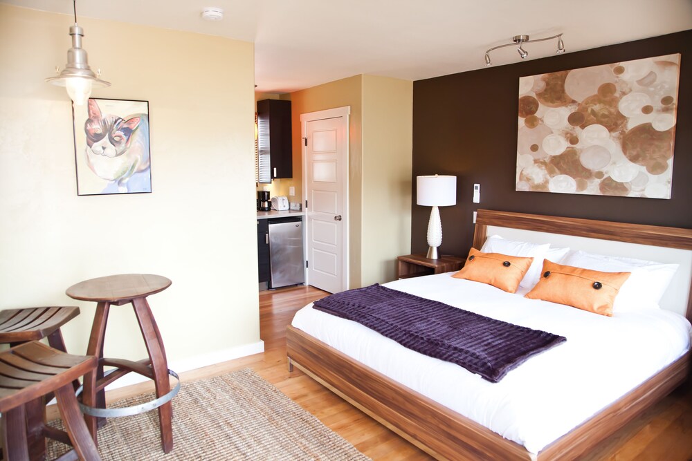 Deluxe Room, 1 Queen Bed (Dog Friendly) - Room