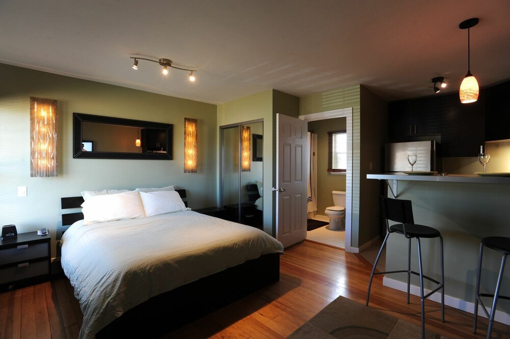 Deluxe Room, 1 Queen Bed (Dog Friendly) - Room