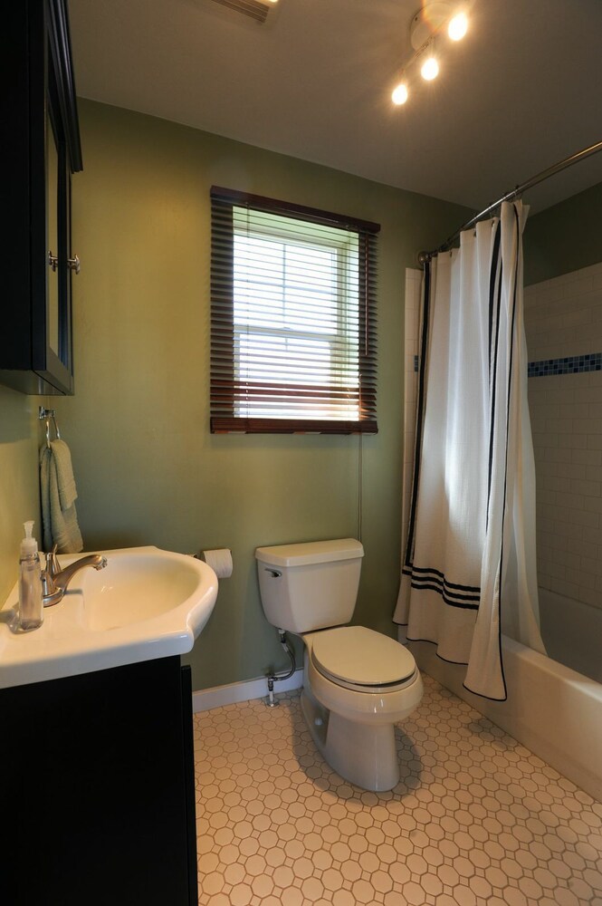 Standard Room, 2 Double Beds (Dog Friendly) - Bathroom