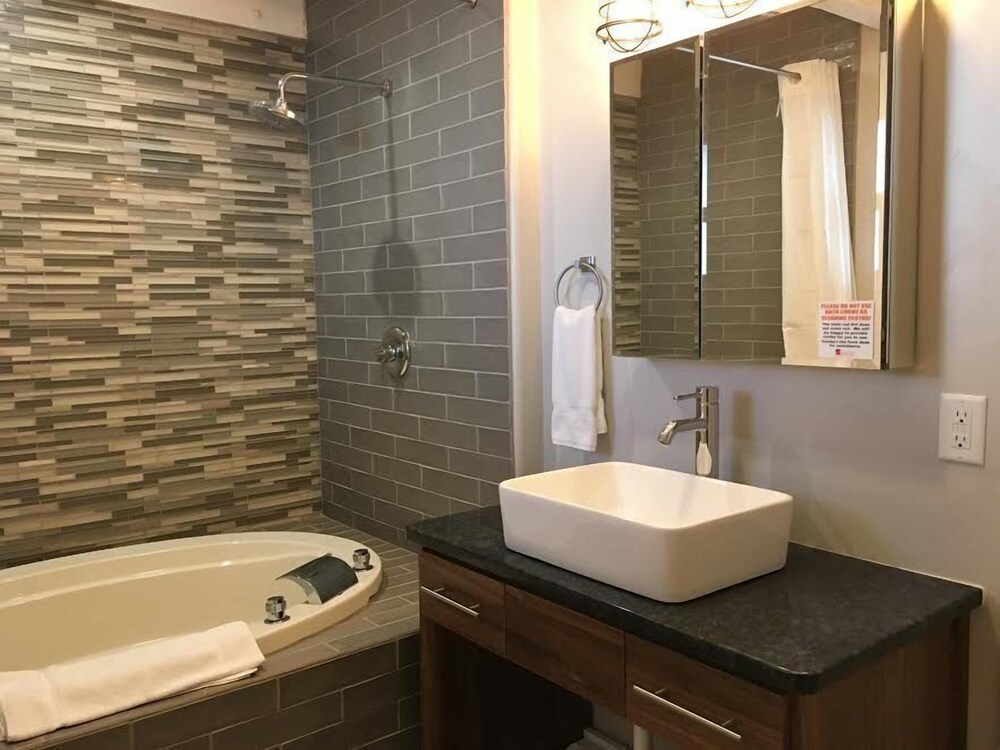 Bunker Suite, 1 King, Sofa couch - Bathroom
