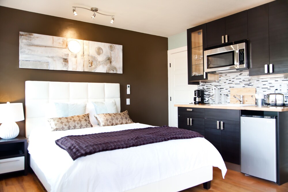 Deluxe Room, 1 Queen Bed (Dog Friendly) - Room