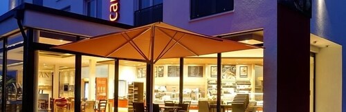 Hotelfassade am Abend/bei Nacht