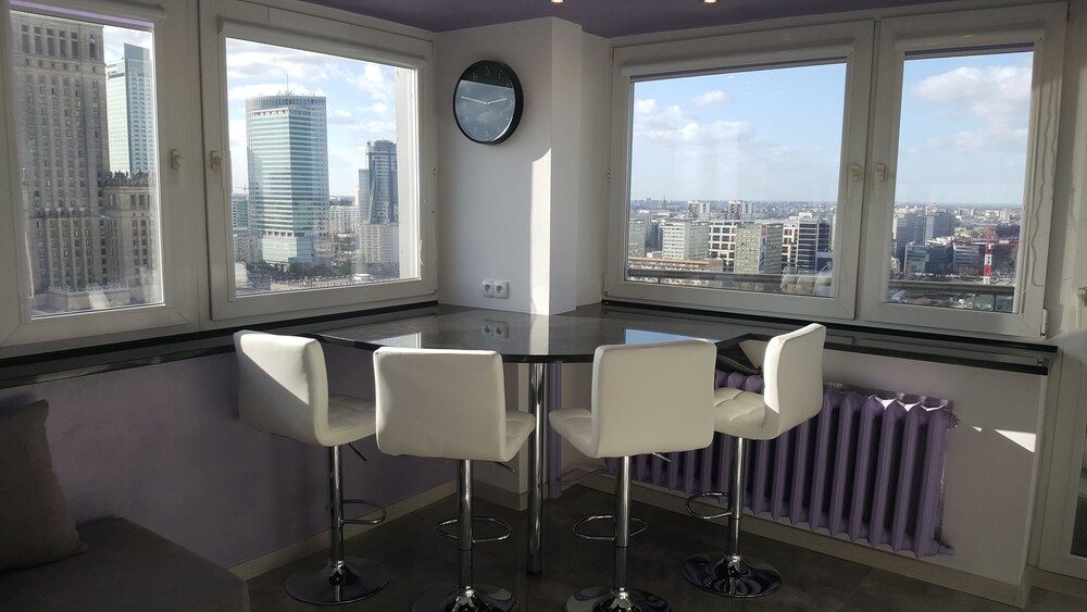 Deluxe Studio Suite, 1 Bedroom, City View - In-Room Dining
