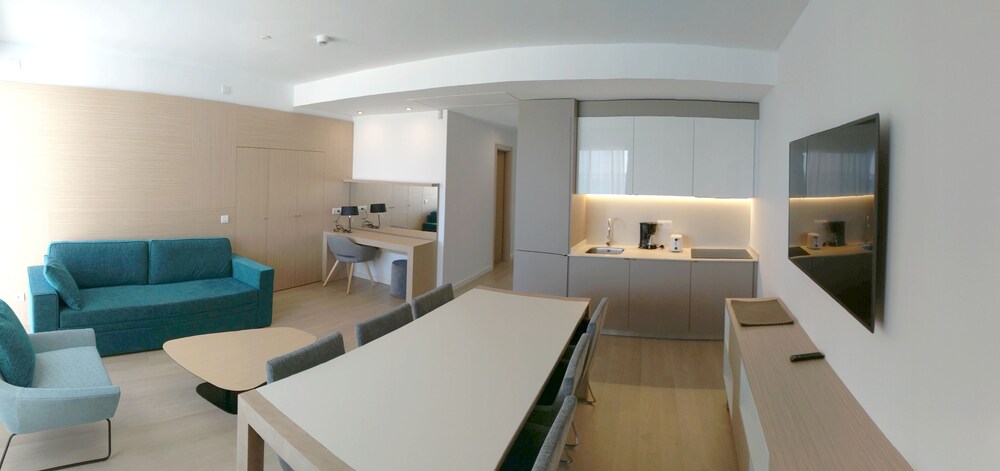 Deluxe Penthouse, Hot Tub, Sea View - Living Area
