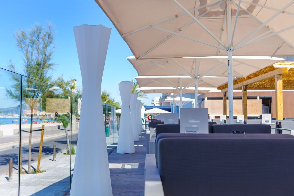Poolside Bar