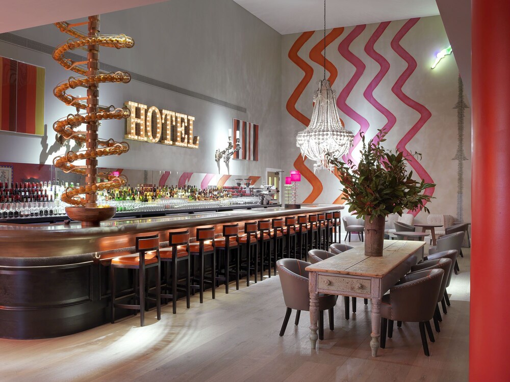Hotel Bar