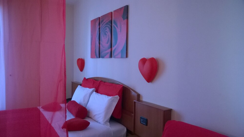 Camera (Suite monolocale Romantica, 1 letto queen, bagno privato, lato giardino)