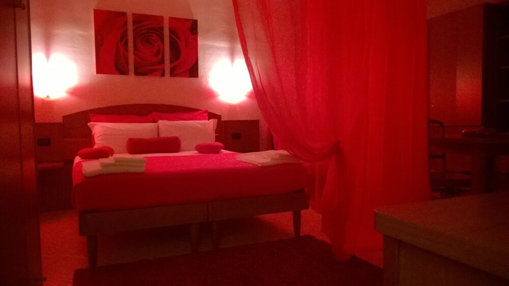 Camera (Suite monolocale Romantica, 1 letto queen, bagno privato, lato giardino)