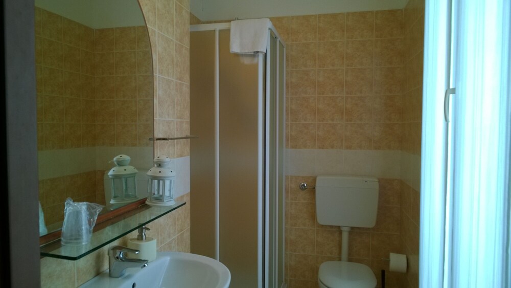 Bagno (Suite monolocale Romantica, 1 letto queen, bagno privato, lato giardino)