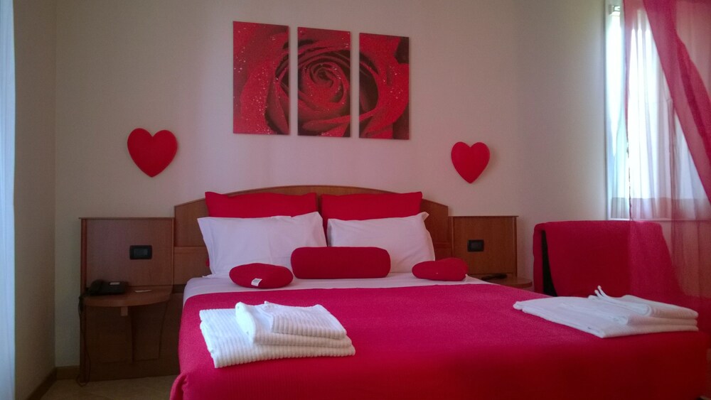 Camera (Suite monolocale Romantica, 1 letto queen, bagno privato, lato giardino)