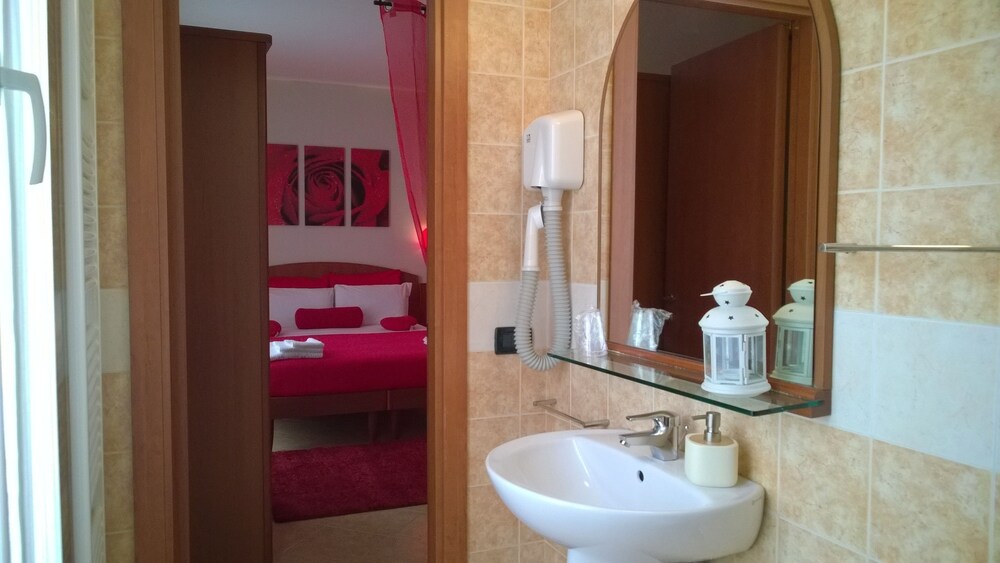 Lavandino (Suite monolocale Romantica, 1 letto queen, bagno privato, lato giardino)