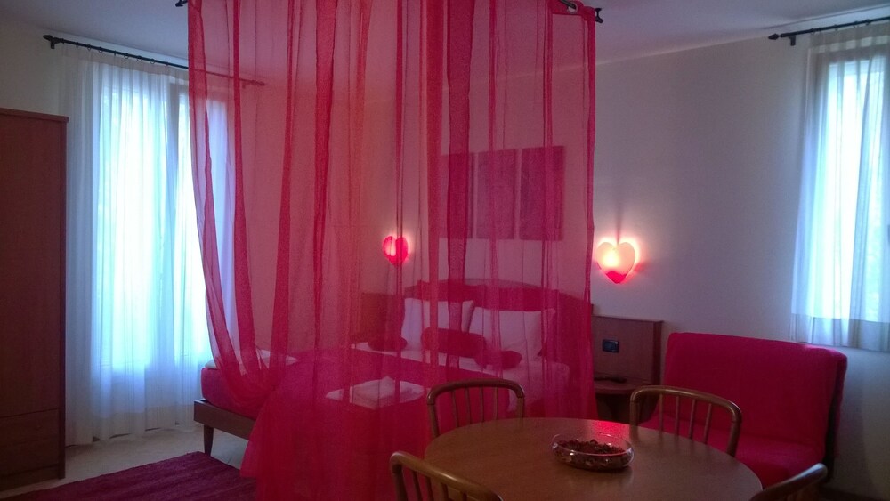 Vista della camera (Suite monolocale Romantica, 1 letto queen, bagno privato, lato giardino)