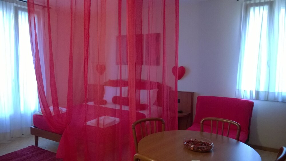 Vista della camera (Suite monolocale Romantica, 1 letto queen, bagno privato, lato giardino)