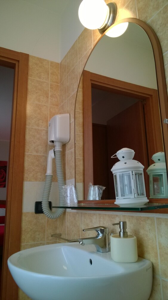 Lavandino (Suite monolocale Romantica, 1 letto queen, bagno privato, lato giardino)