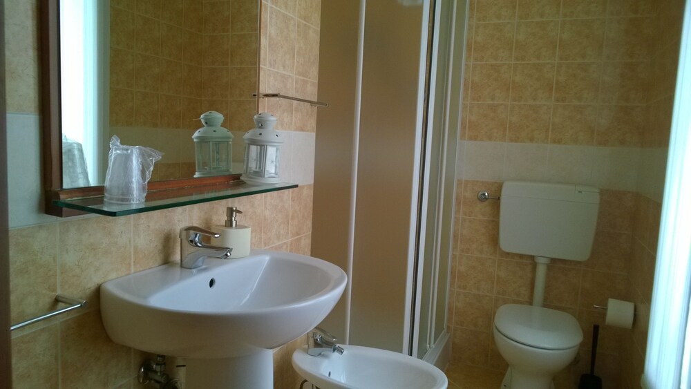 Bagno (Suite monolocale Romantica, 1 letto queen, bagno privato, lato giardino)