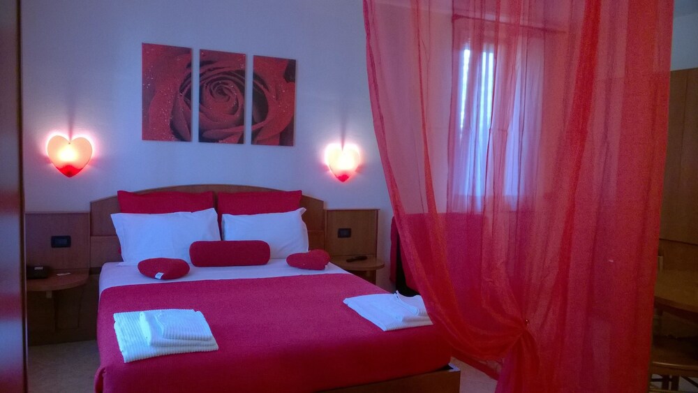 Camera (Suite monolocale Romantica, 1 letto queen, bagno privato, lato giardino)