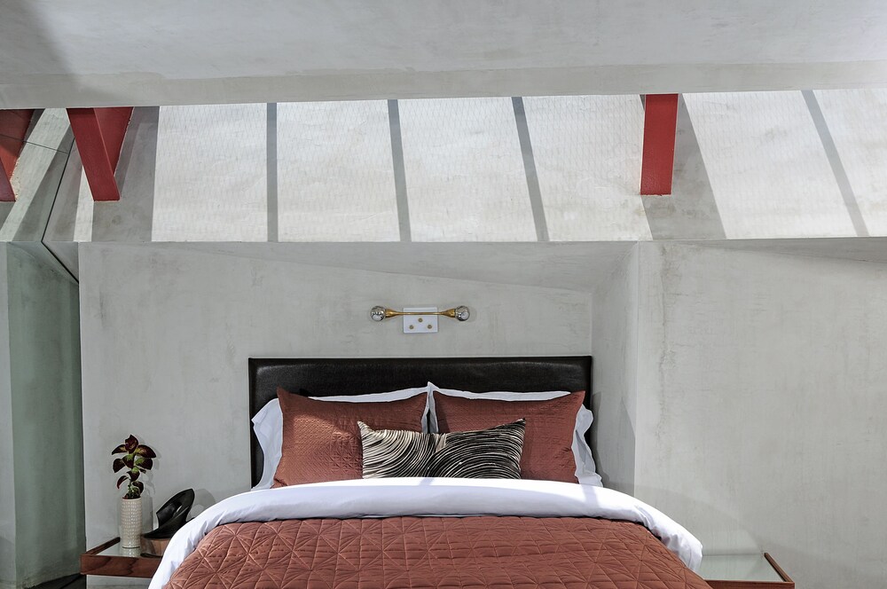 Room (HIDEAWAY) - Room