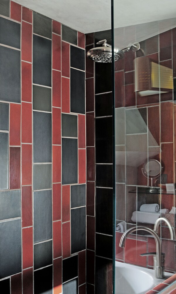 Room (HIDEAWAY) - Bathroom Shower