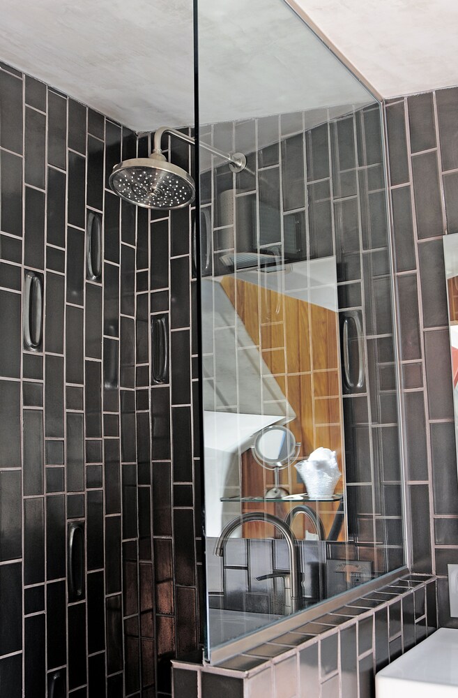 Room (HIDEAWAY) - Bathroom Shower