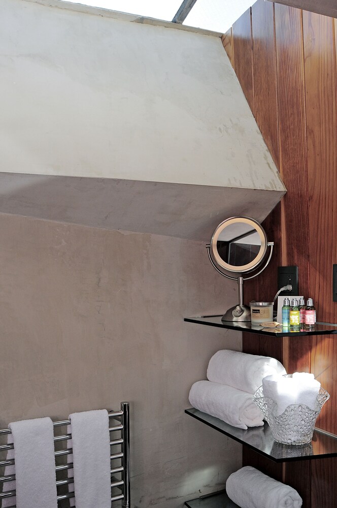 Room (HIDEAWAY) - Bathroom