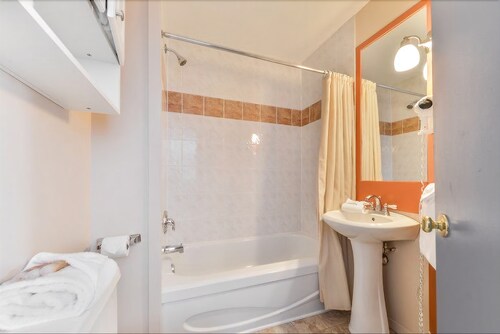Condo, 1 Bedroom, Fireplace - Bathroom