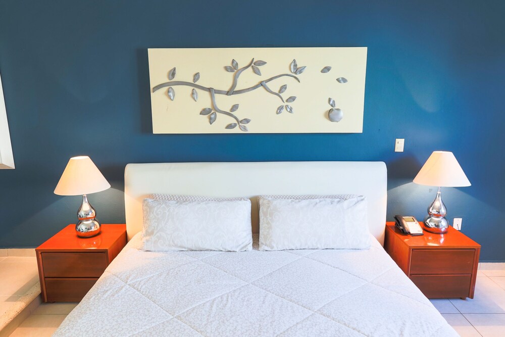 Studio In front of the Pool 1 King size bed - Guestroom