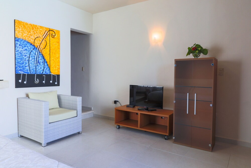 Studio In front of the Pool 1 King size bed - Living Area