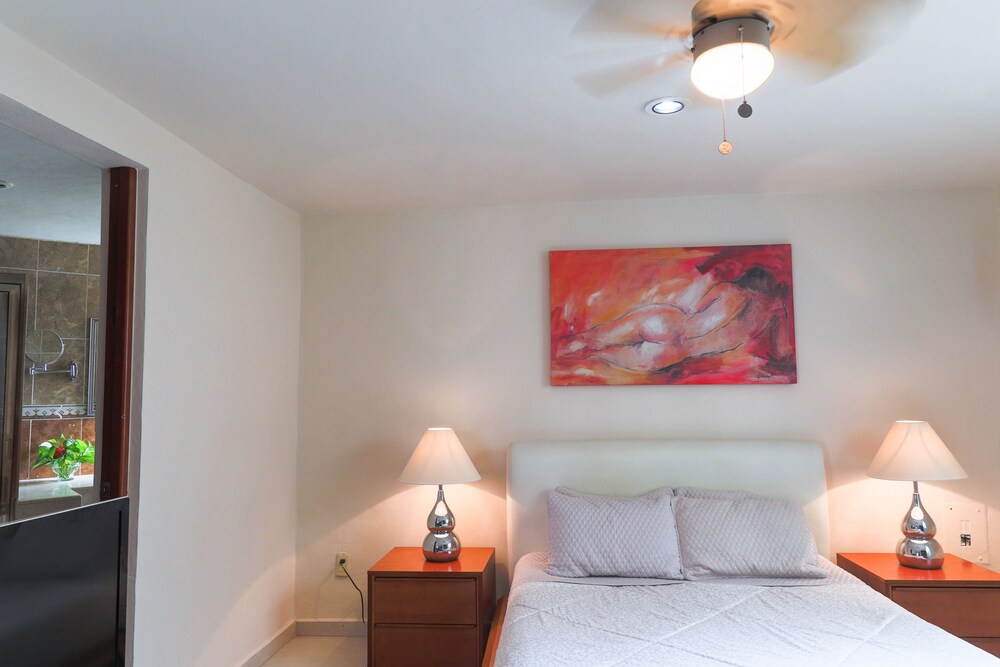 Suite with 1Queen size bed with Balcony - Guestroom
