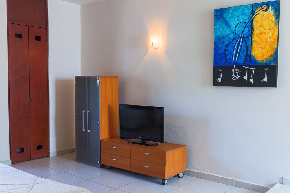 Studio In front of the Pool 1 King size bed - Guestroom