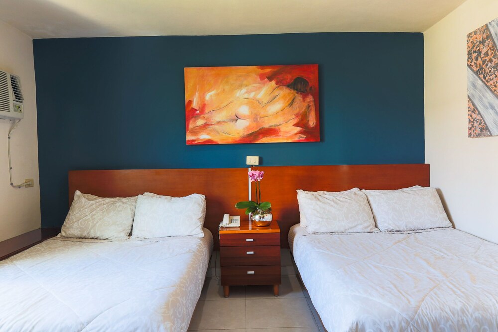 Master One Bedroom Suite with 2 Double beds with Balcony - Guestroom
