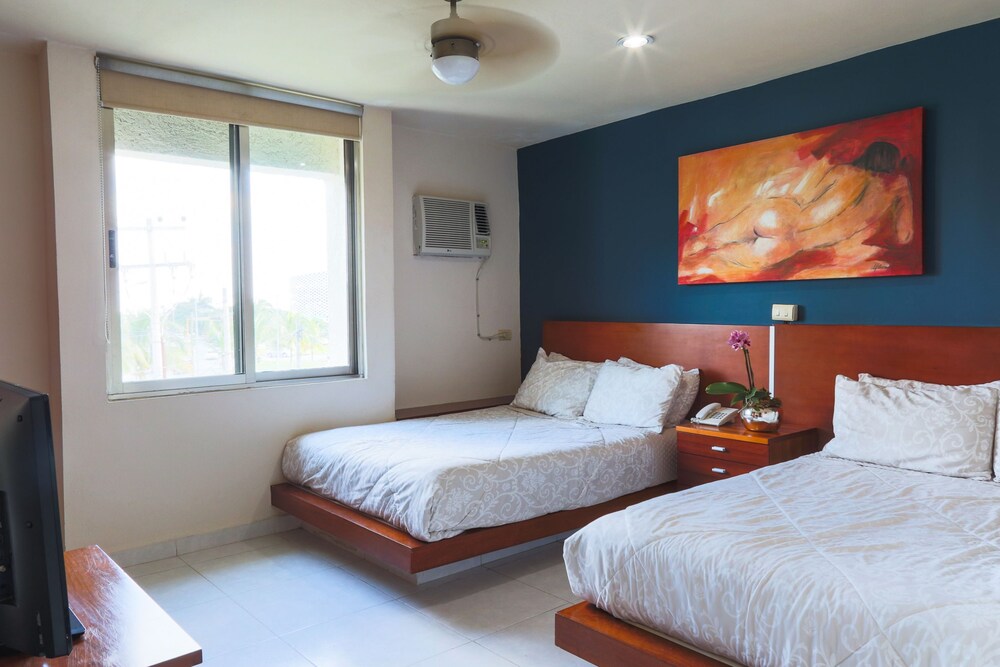 Master One Bedroom Suite with 2 Double beds with Balcony - Guestroom