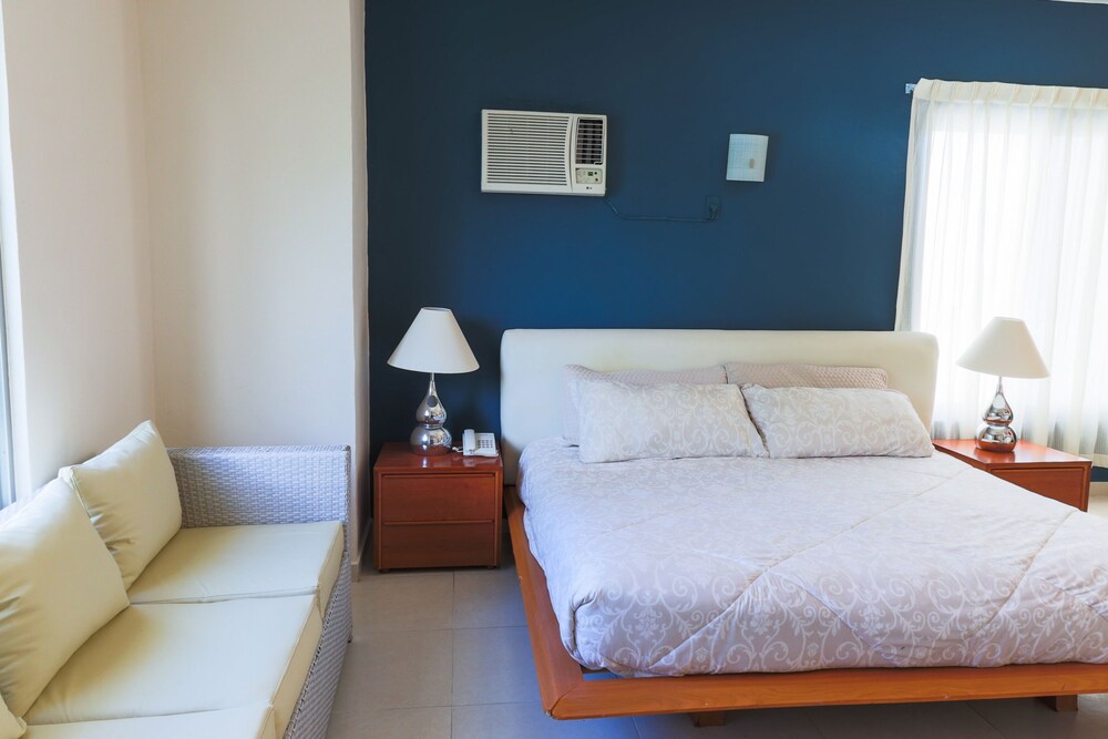Studio In front of the Pool 1 King size bed - Guestroom
