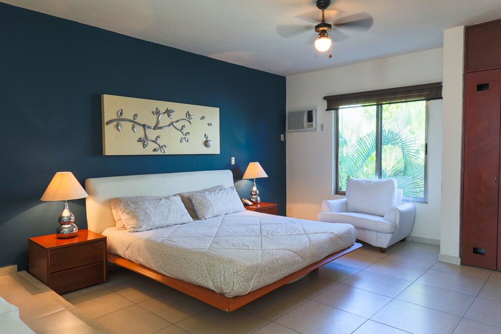 Studio In front of the Pool 1 King size bed - Guestroom