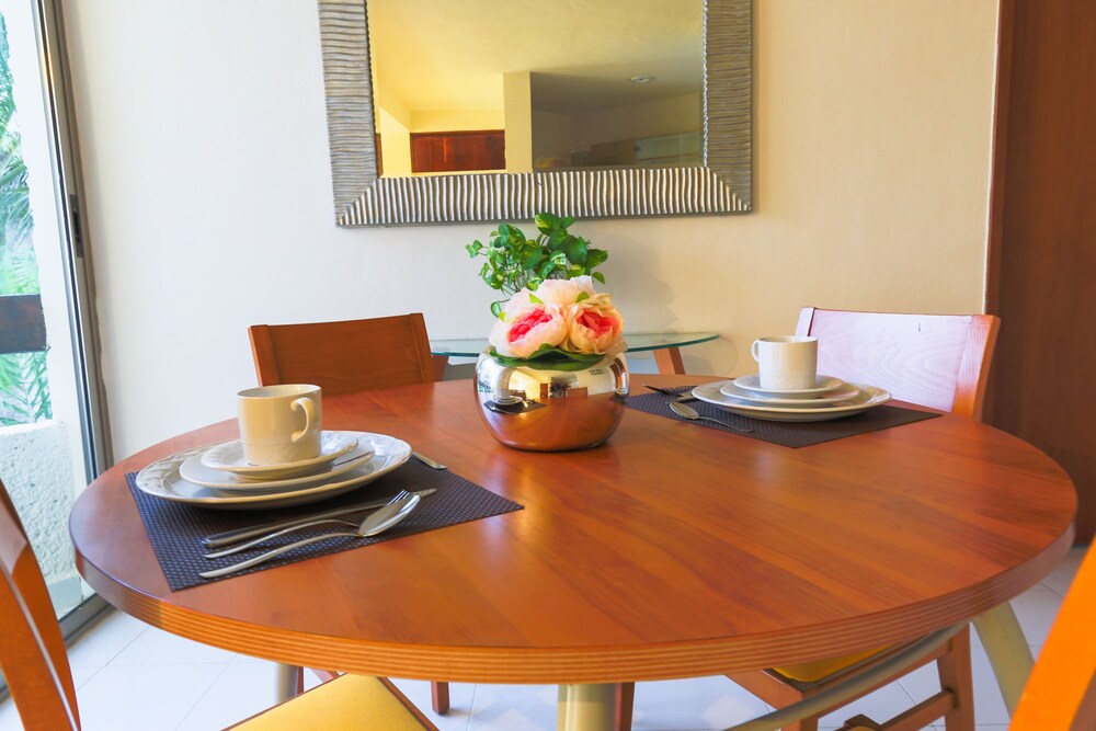 Master One Bedroom Suite with 1 Queen bed with Balcony - In-Room Dining