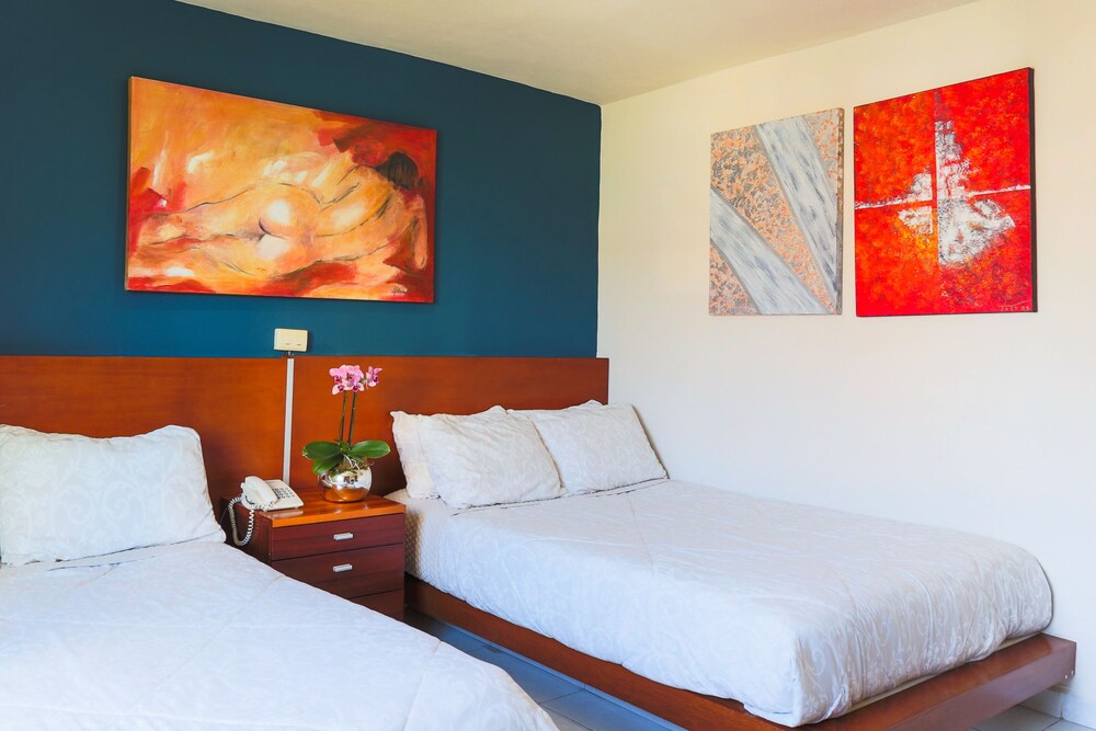 Master One Bedroom Suite with 2 Double beds with Balcony - Guestroom