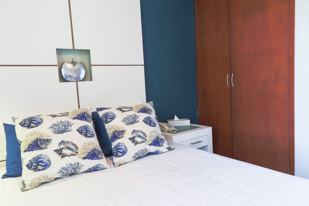 Suite with 1Queen size bed with Balcony - Guestroom