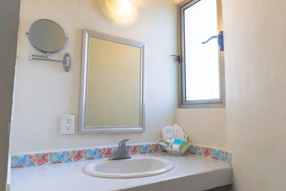 Suite with 1Queen size bed with Balcony - Bathroom
