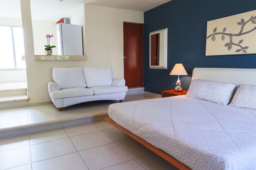Studio In front of the Pool 1 King size bed - Guestroom
