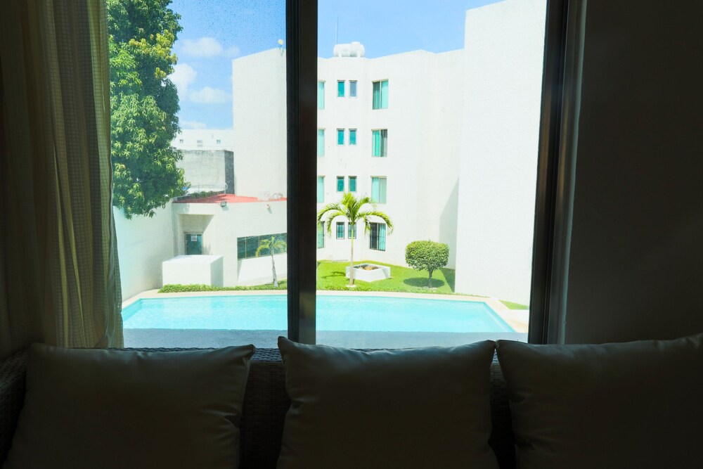 Studio In front of the Pool 1 King size bed - Guestroom View