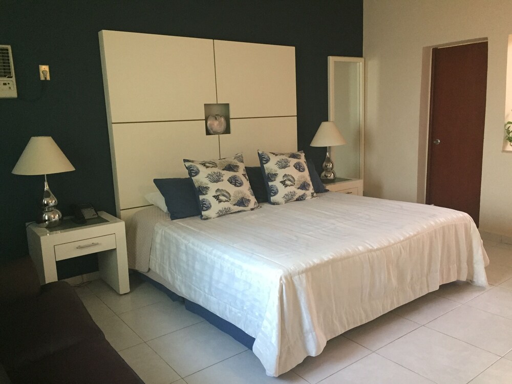 Studio In front of the Pool 1 King size bed - Guestroom
