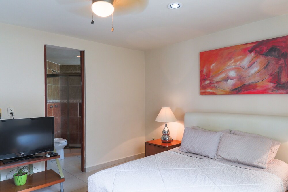 Suite with 1Queen size bed with Balcony - Guestroom