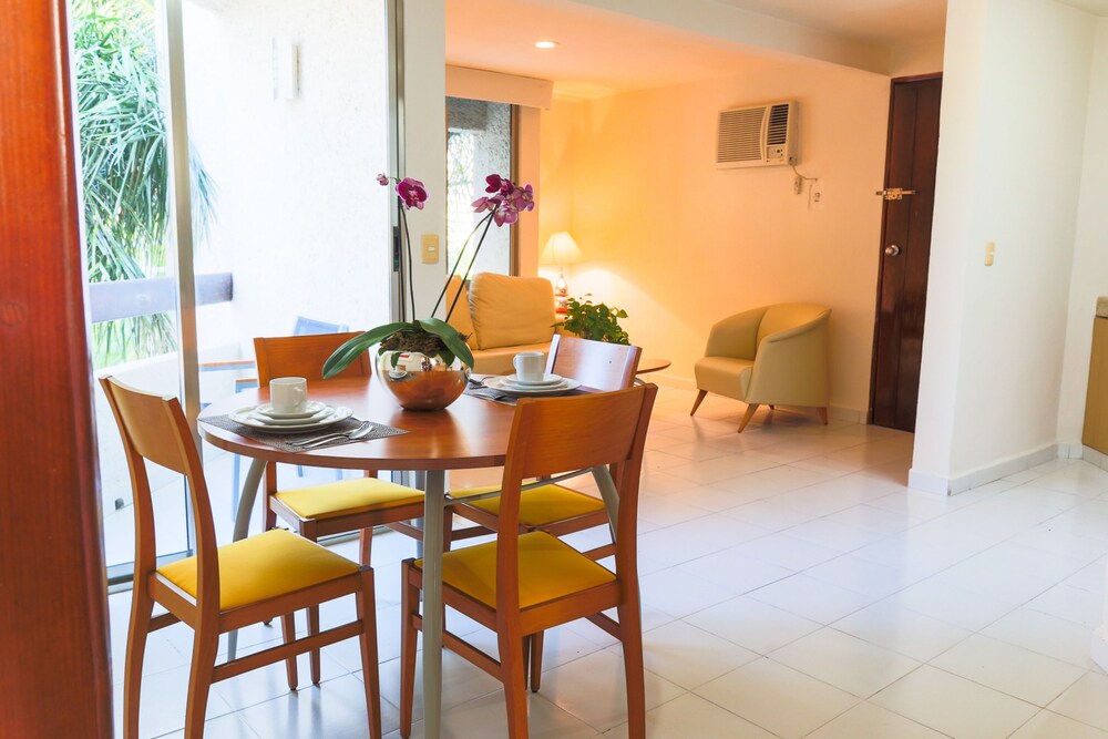 Suite with 1Queen size bed with Balcony - In-Room Dining