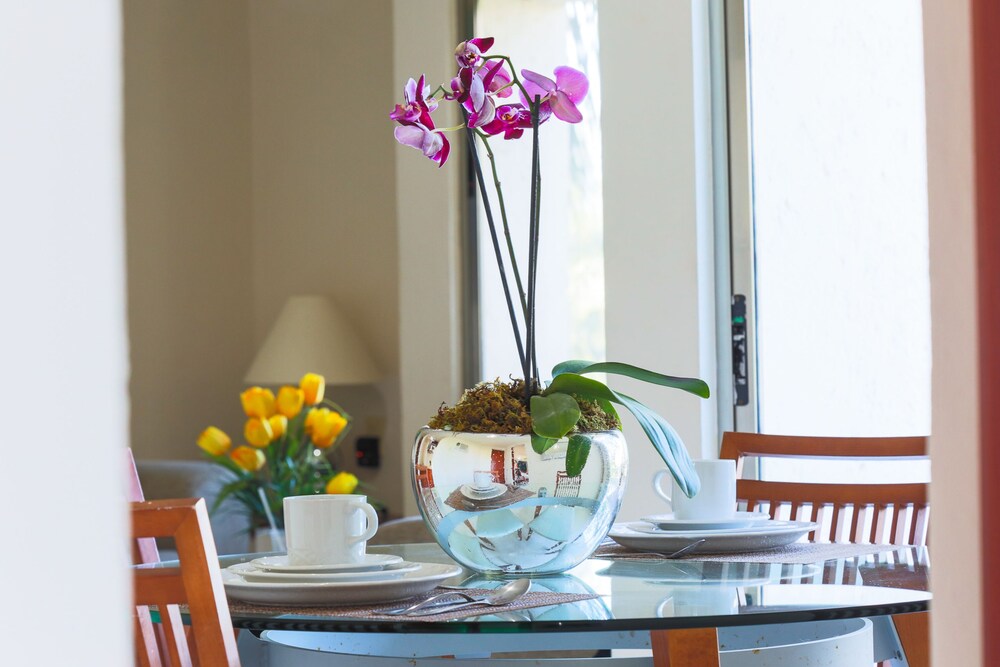 Master One Bedroom Suite with 2 Double beds with Balcony - In-Room Dining