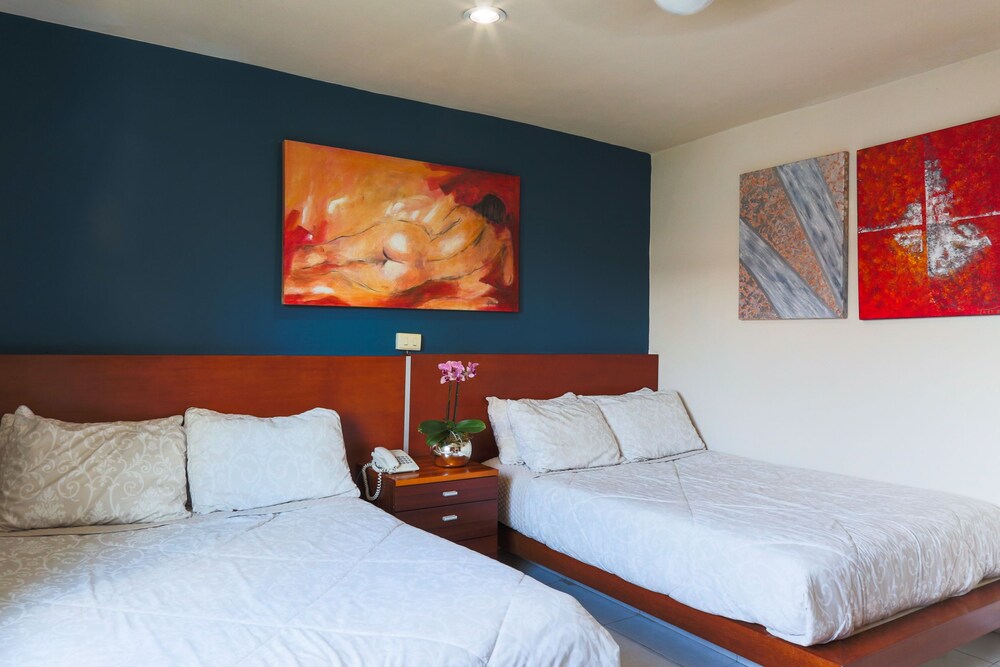 Master One Bedroom Suite with 2 Double beds with Balcony - Guestroom