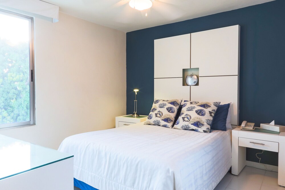 Suite with 1Queen size bed with Balcony - Guestroom