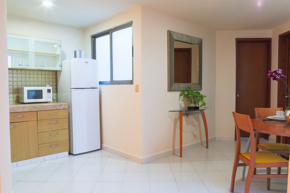 Master One Bedroom Suite with 1 Queen bed with Balcony - In-Room Kitchen