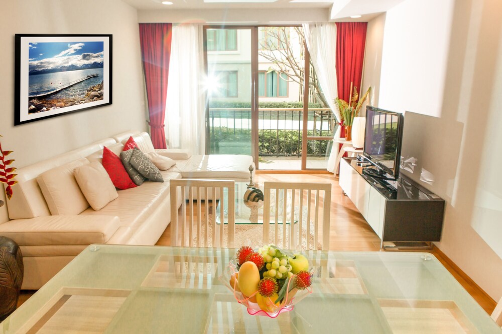 2 Bedrooms Apartment - Unit 7105 - Living Room