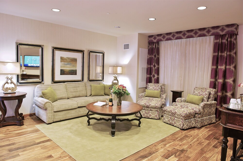 Living area, Woolley's Classic Suites Denver Airport