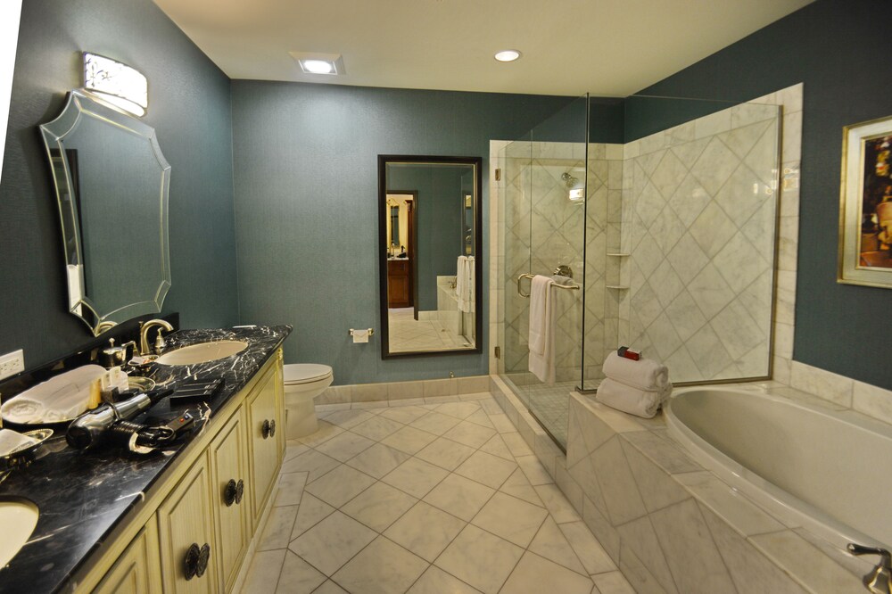 Bathroom, Woolley's Classic Suites Denver Airport